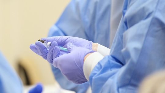 Szczepienia przeciwko Covid-19. Czesi proszą o pomoc prymusów