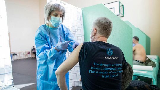 Szczepionka przeciw COVID-19 już nie będzie darmowa? Odpowiada minister zdrowia