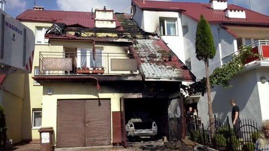 Szczytowa: Pożar domu na Czubach, spłonął dach i samochód