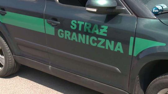 Szedł bez butów, miał związane ręce. Zauważył go patrol straży granicznej