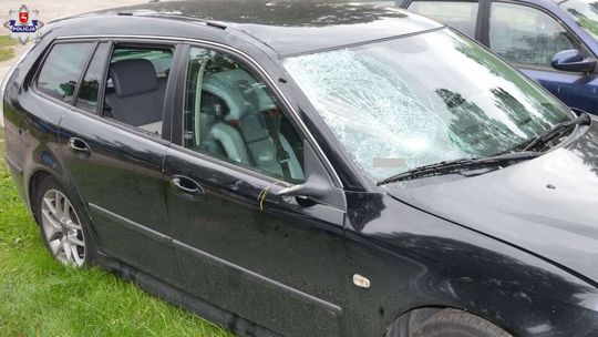 Szedł bez odblasków, potrącił go samochód. 79-latek nie żyje