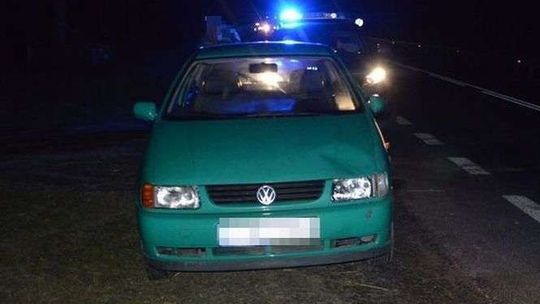 Szedł poboczem, bez odblasków. Potrącił go samochód 