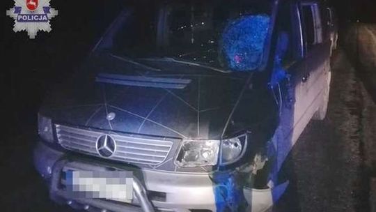 Szedł środkiem jezdni, potrącił go samochód. 40-latek zmarł