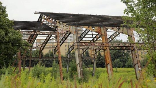 Szkielet hali sportowej wraca na wokandę. Oddadzą działkę miastu?