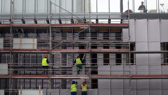 Szklana ściana na Centrum Spotkania Kultur. Trwa budowa