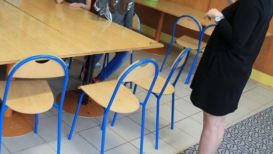 Szkoła chce od uczniów opłaty za świadectwo? "To niezgodne z prawem"