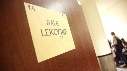 Szkoła działa chociaż sanepid jej jeszcze nie odebrał. Były zastrzeżenia