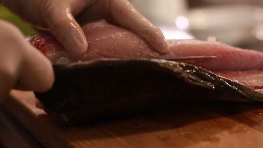 Szkoła Gotowania: Jak odfiletować karpia na święta?