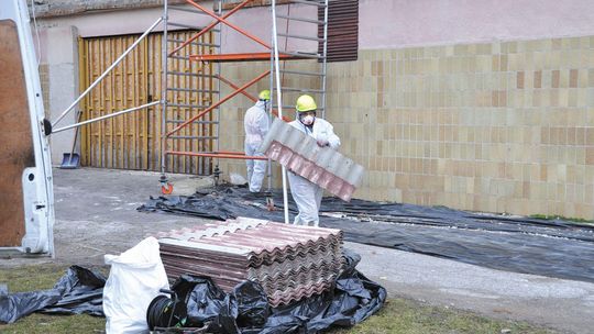Szkoła ma nową elewację. Podczas ferii usunięto niebezpieczne panele z azbestu