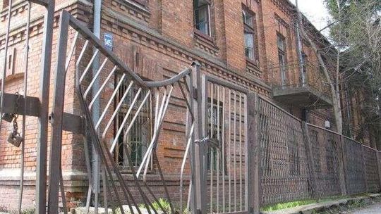 Szkoła na sprzedaż. Kiedyś wyceniano ją na 1,3 mln zł. Dzisiaj 300 tys. zł