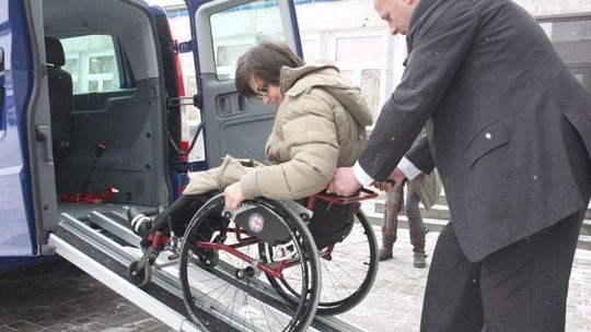 Szkoła przy Wyścigowej dostała samochód od miasta
