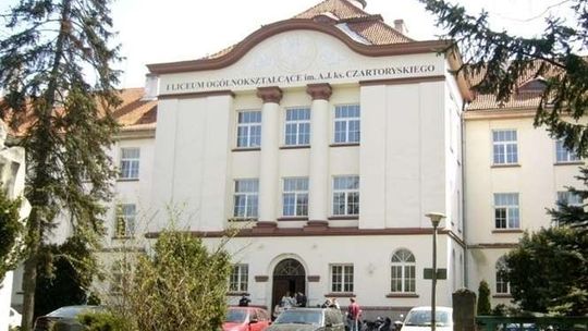 Szkolna księgowa zwolniona z pracy i zawieszona przez partię