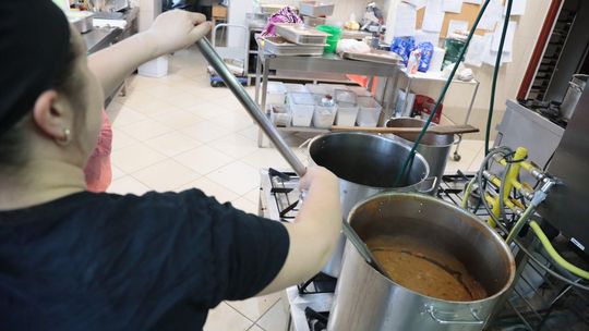 Szkolne stołówki zmieniają menu. Więcej warzyw, mniej cukru