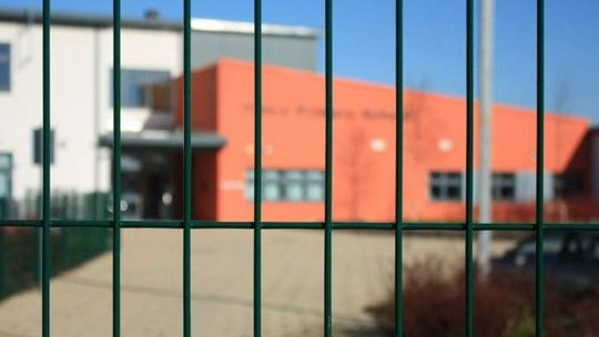 Szkoły się bronią. Są prawie jak twierdze, a przestępczość nie znika