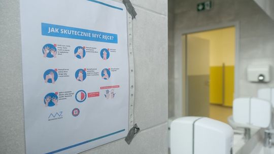 Szkoły walczą z Covid-19. Rodzice: „Jesteśmy zaniepokojeni i się boimy”