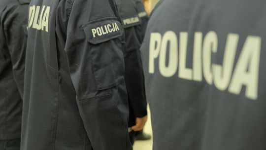 Szła nocą boso i w koszuli nocnej. Pomogli jej policjanci