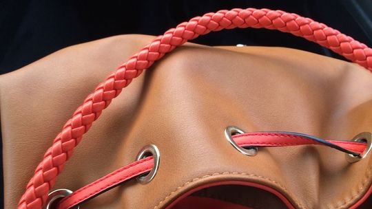 Szła spokojnie ulicą Chełma, a nagle ktoś wyrwał jej torebkę