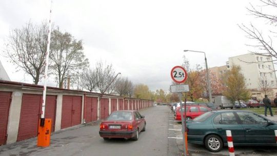 Szlaban podzielił osiedle Medalionów. Spór rozstrzygnął sąd