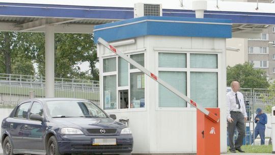Szlaban zniszczył auto. Klient czeka. Carrefour milczy