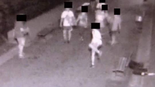 Szli i niszczyli. Jest film z wandalami z Ogrodu Saskiego