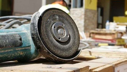 Szlifierka miała przebicie. 43-latek zginął porażony prądem