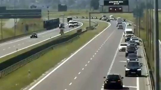 Sznur samochodów ekspresówką pod prąd. Teraz kierowców czeka niespodzianka (wideo)