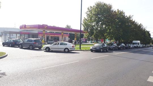 Sznur samochodów przy jednej ze stacji benzynowych w Lublinie. Powód?