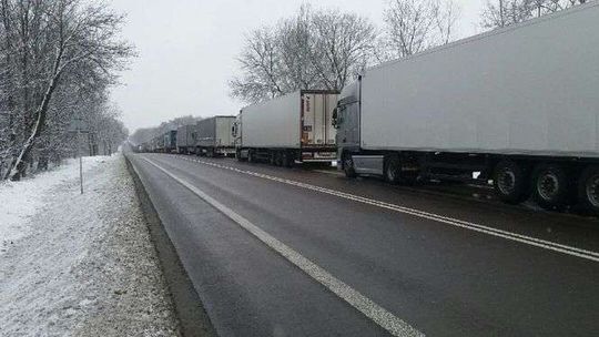 Sznur tirów przed Dorohuskiem. "Kolejka nieznacznie się zmniejszyła"