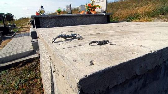 Szok na cmentarzu. Z grobów ktoś ukradł setki krzyży