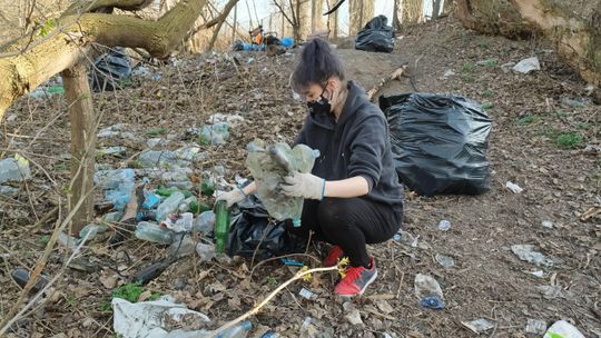 Szok. To dzikie wysypisko śmieci w Lublinie to dawny cmentarz