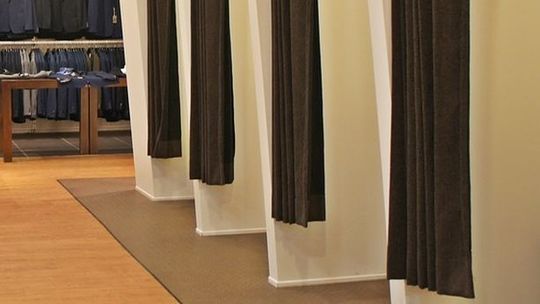 Szokujący widok w przymierzalni sklepu. Młody mężczyzna przyłapany przez ekspedientkę