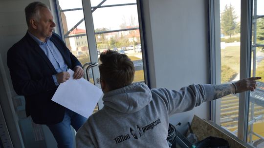 Szpital bez barier. Rozwiązania testuje pan Daniel, który porusza się na wózku 