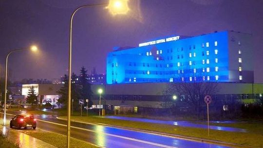 Szpital dziecięcy oświetlony na fioletowo. Dla wcześniaków