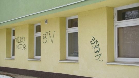 Szpital Kolejowy po remoncie. Wandale pomazali budynek