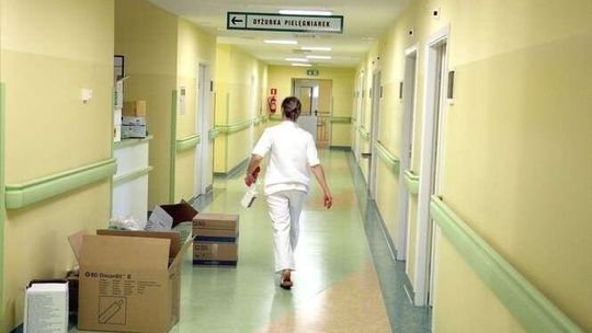Szpitale zatrudniają pielęgniarki zewnętrzne. "Tak jest taniej"