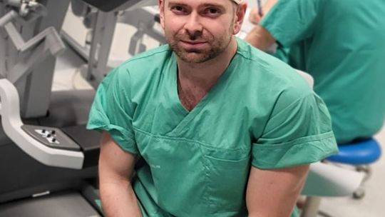 Dr hab. Karol Rawicz‑Pruszyński, prof. UM Lublin, chirurg onkolog w Uniwersyteckim Szpitalu Klinicznym nr 1, omawia nowoczesne technologie w leczeniu nowotworów przewodu pokarmowego