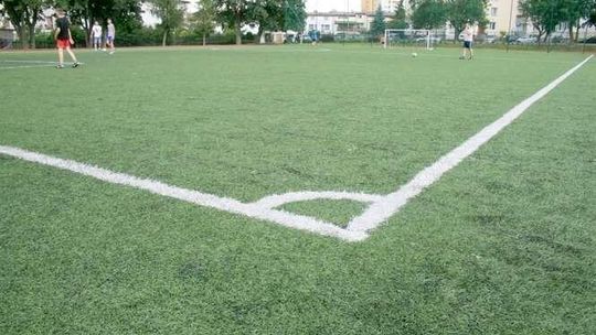 Sztuczne boisko,  dziecko w szpitalu. Wysoka gorączka i wysypka na całym ciele