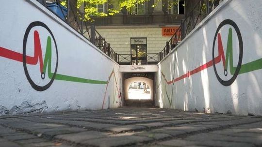 Sztuka skusiła złodzieja. Zniknął neon sprzed Brain Damage Gallery