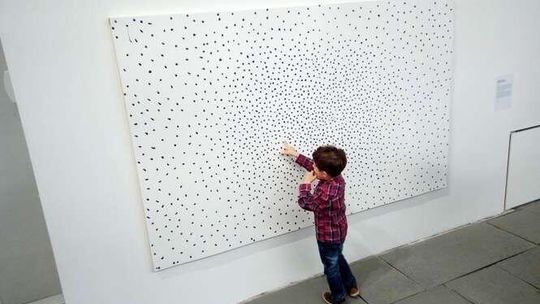 Sztuka współczesna dla dzieci. Wystawa "Na opak" w Galerii Labirynt