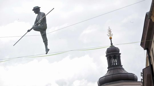 Sztukmistrz bujający w obłokach. Nietypowa rzeźba na Starym Mieście w Lublinie