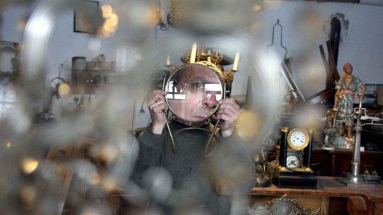 Sztukmistrz z Lublina dorabia ręce Chrystusom, filiżankom uszy, a zegarom wskazówki