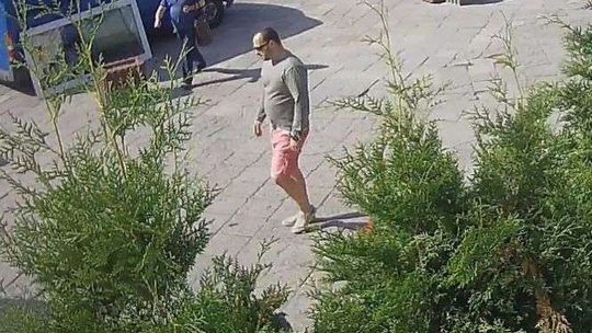 Szukają mężczyzny z nagrania. Miał napastować kobietę na dworcu