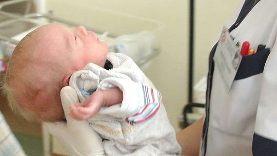 Szukają położnej na medal