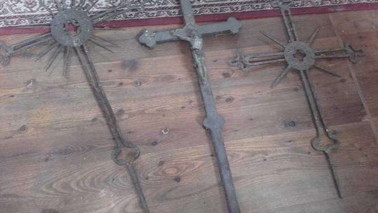 Szukają w ziemi dzwonów. Na razie znaleźli coś innego