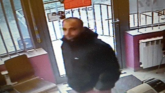 Szukają złodzieja z zakładu optycznego. Nagrał go monitoring