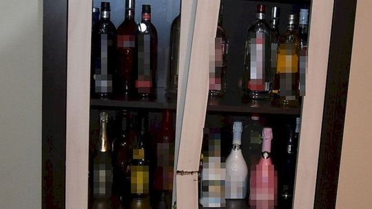 Szukał kogoś, kto postawi mu wódkę. Nikt się nie zgłosił, więc okradł jeden z domów