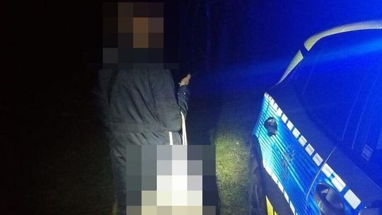 Szukała grzybów i zgubiła się w lesie. Do domu wróciła z pomocą policjantów