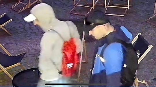 Szukali co ukraść, ich łupem padł głośnik. Mieli pecha, bo nagrała ich kamera Szukali co ukraść, ich łupem padł głośnik. Mieli pecha, bo nagrała ich kamera