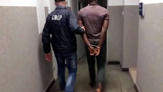 Szukali go policjanci na całym świecie. Może trafić za kraty na 30 lat (wideo)
