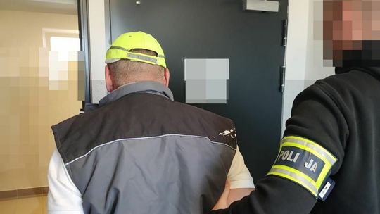 Szukali i znaleźli. Policja namierzyła go na rusztowaniu